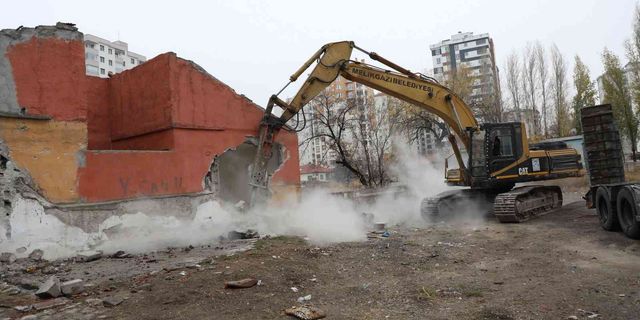Melikgazi’de tehlike arz eden ve metruk yapılar yıkılıyor