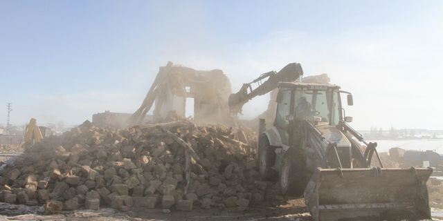 Talas kırsalında tehlikeli yapılar yıkılıyor