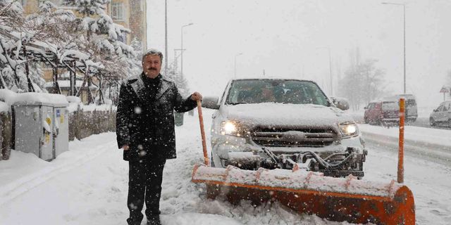 Melikgazi’de karla mücadele ekipleri çalışmalarına aralıksız devam ediyor