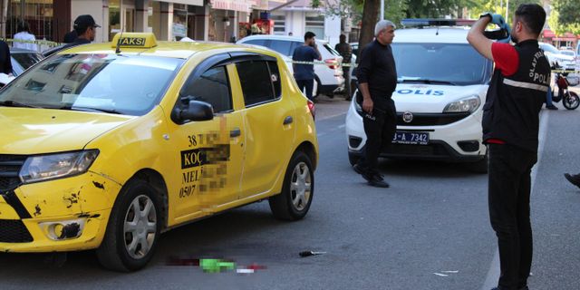 Taksi sahibinin oğlu, şoförü kafasından vurdu!