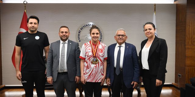 Başkan Büyükkılıç, özel sporcu şampiyon Cemre’ye destek