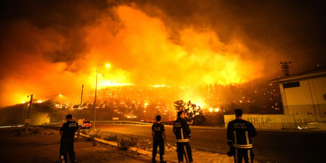 Mersin'deki yangın başka alanlara yayılarak devam ediyor