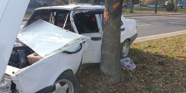 Kaza yapan araç refüjdeki ağaca çarparak durabildi