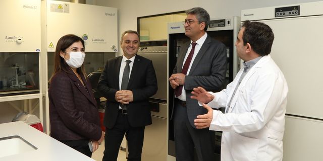Rektör Altun, TURKOVAC  Araştırma Merkezi'ni ziyaret etti