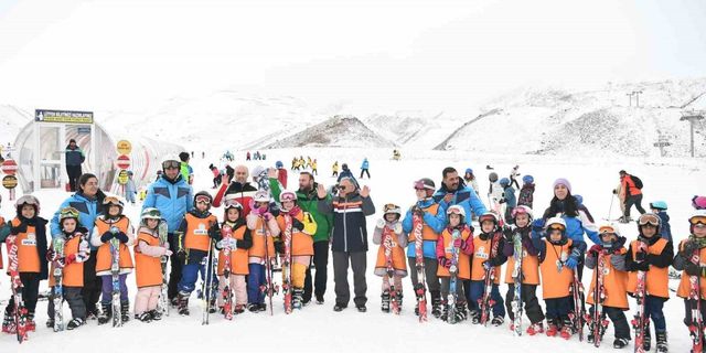 Erciyes'e giden kayakseverler kayak öğreniyor
