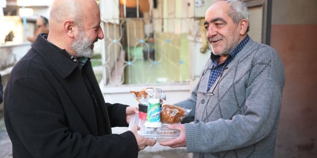 65 yaş üstü ihtiyaç sahibi vatandaşlara günlük yemek dağıtılıyor