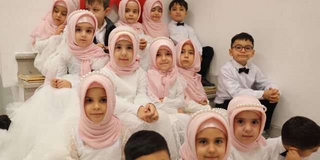 Kur'an kurslarındaki minik öğrenciler karne aldı