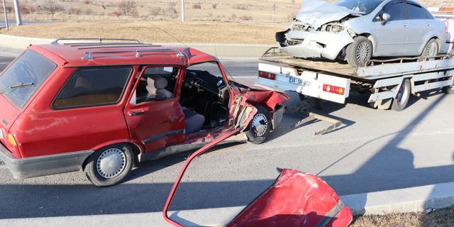 Ana yola kontrolsüz çıkan araç kazaya sebep oldu: 7 yaralı