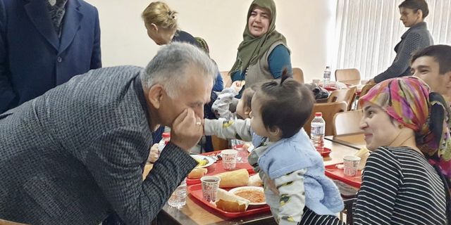 Başkan Büyükkılıç, depremzedeleri ziyaret edip, çocuklarla ilgilendi