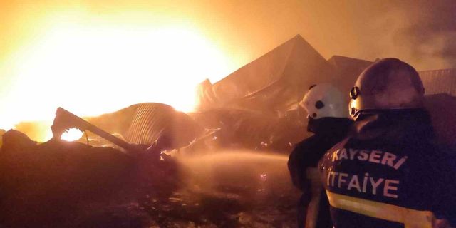 Kayseri İtfaiyesi İskenderun’da yangınla mücadele ediyor