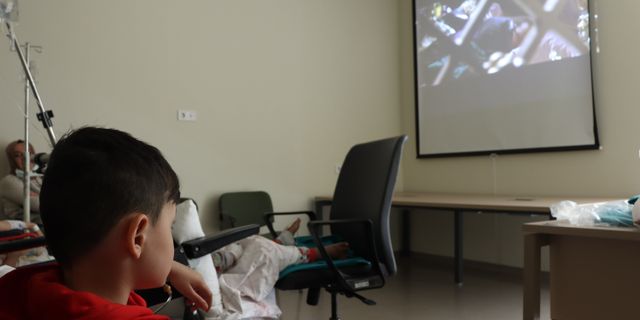 Hastanede depremzede çocuklara sinema keyfi