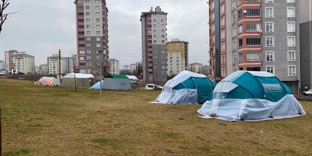 Bazı vatandaşlar günlerce çadır arıyor