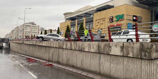 Kaza yapan otomobil köprüde asılı kaldı