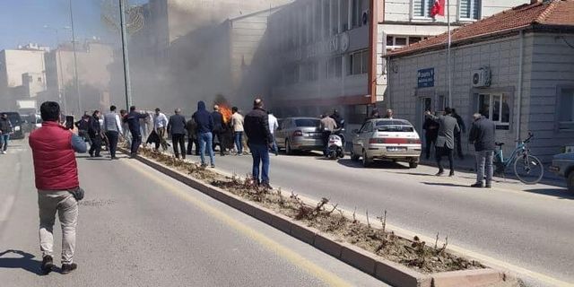 Belediye önünde kendini yaktı!