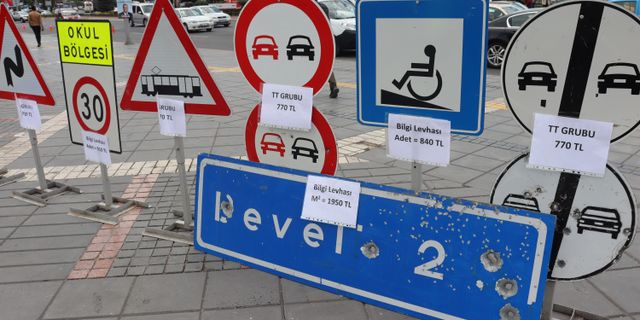 Kurşunlanan Levhalar Sergilendi, Trafik Güvenliğine Dikkat Çekildi
