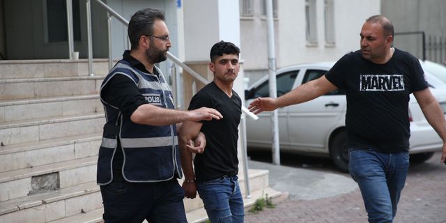 Hırsızlık Suçundan Aranan Şahıs Tutuklandıktan Sonra Kameralara Poz Verdi!