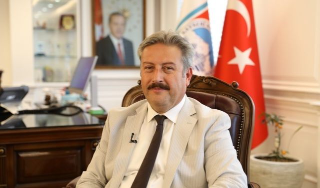 Başkan Palancıoğlu yüzme sporcusu Yade Sezen’i tebrik etti
