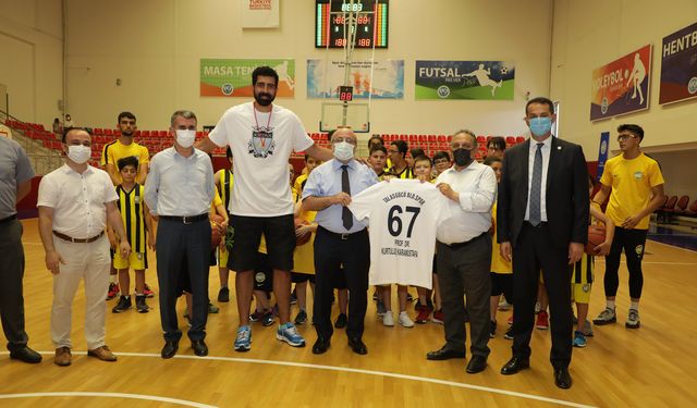 Başkan ve rektör basketbolcularla buluştu