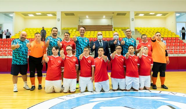 Vali Günaydın, Down Sendromlular Futsal Milli Takımının Antrenmanını İzledi