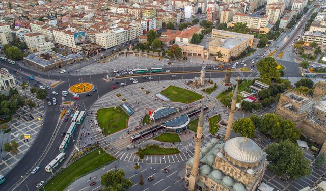 CHP Kayseri: Asılan afişlerde KCETAŞ’ın araçları kullanıldı mı kullanılmadı mı?