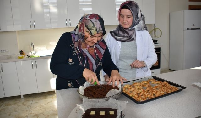 Kadınlar, aşçılık kursunda yeteneklerini geliştiriyor