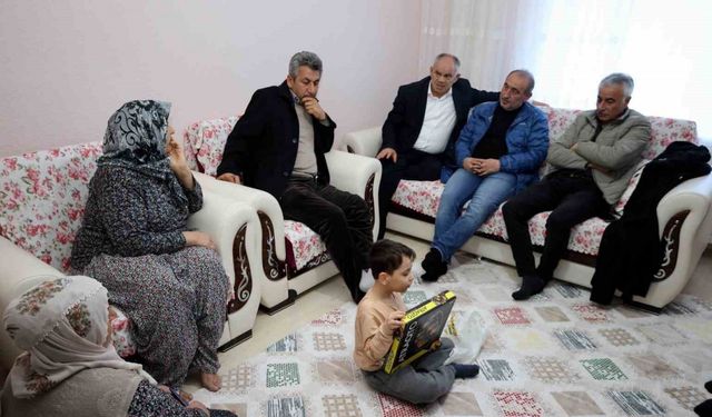 Başkan Öztürk depremzede aileleri ziyaret etti