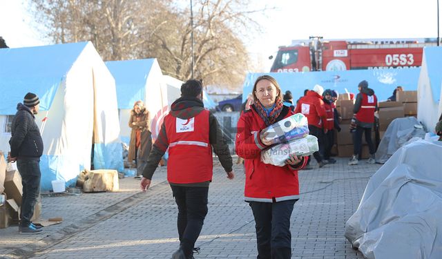 Kadınlar, Türk Kızılay'a katkı sağlıyor