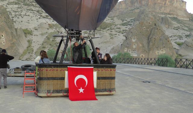 Soğanlı’da Balonlar 19 Mayıs İçin Türk Bayraklarıyla Havalandı