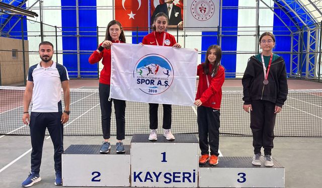 Tenis turnuvası madalyaları sahiplerini buldu