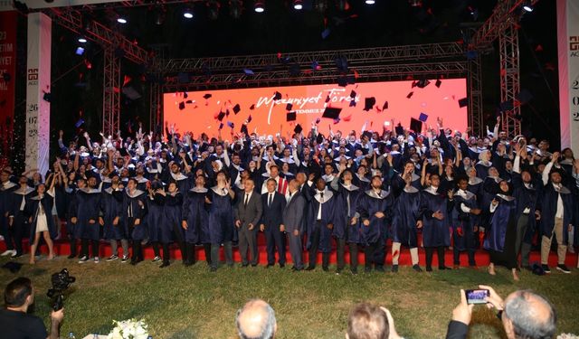 Abdullah Gül Üniversitesi’nde Mezuniyet Sevinci
