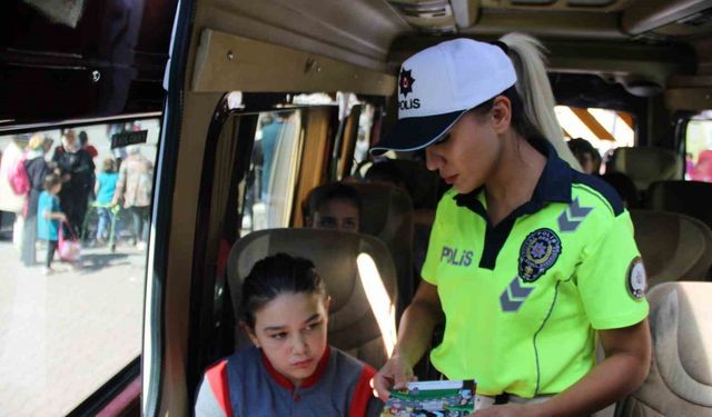 Trafik ekipleri okul okul gezip öğrencileri bilgilendiriyor, servis şoförlerini uyarıyor