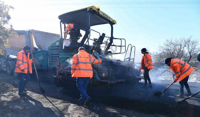 Büyükşehir’den Hacılar’da 4 caddeyi sıcak asfaltla buluşturan 10 milyon TL’lik çalışma