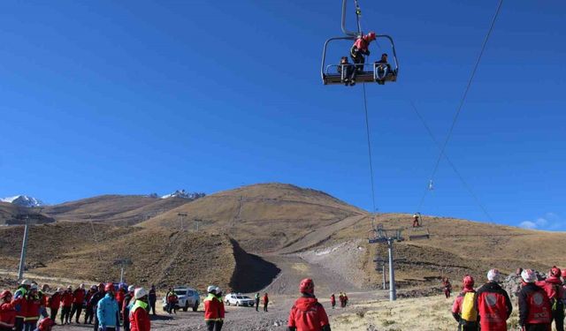 Erciyes’te gerçeğini aratmayan kurtarma tatbikatı