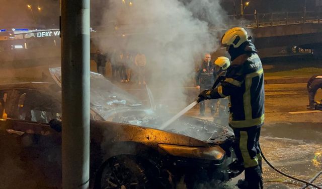 Kaldırıma çarpan otomobil alev aldı, sürücü olay yerinden kaçtı!