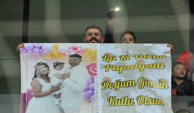 Kayserispor taraftarı eşinin doğum gününü tribünde kutladı