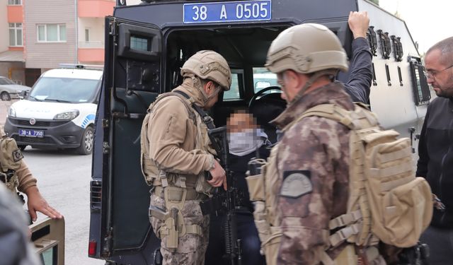 Kendini eve kilitleyip ateşe vermeye çalıştı, özel harekat etkisiz hale getirdi