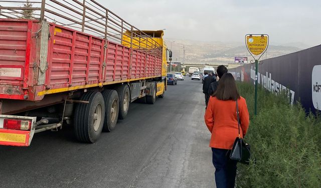 Öğrenciler olmayan kaldırımlarda yürüyor!