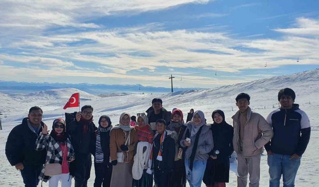 9 bin 87 kilometre uzaklıktan gelen Endonezyalı turistler Erciyes’e hayran kaldı