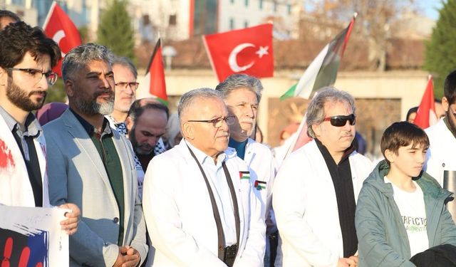 Doktorlar ve sağlık çalışanları İsrail’i protesto etti