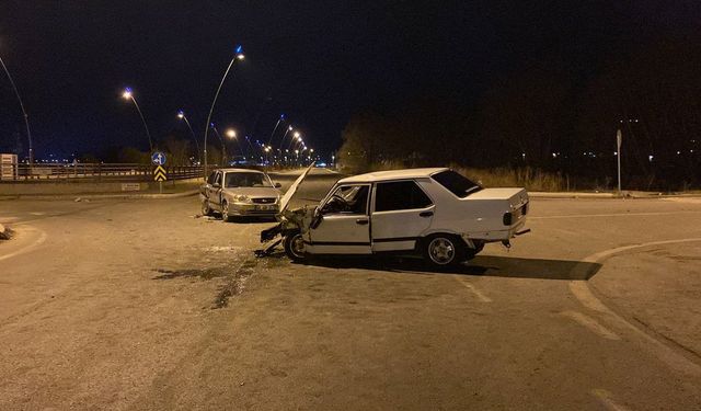 Otomobiller kavşakta çarpıştı: 5 yaralı!