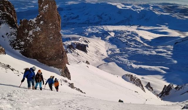 Erciyes’in zirvesinde Van Gölü’ne dikkat çektiler