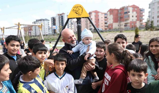 Başkan Çolakbayrakdar: “Çocuklar için bütün parklarda toprak alan yapıyoruz”