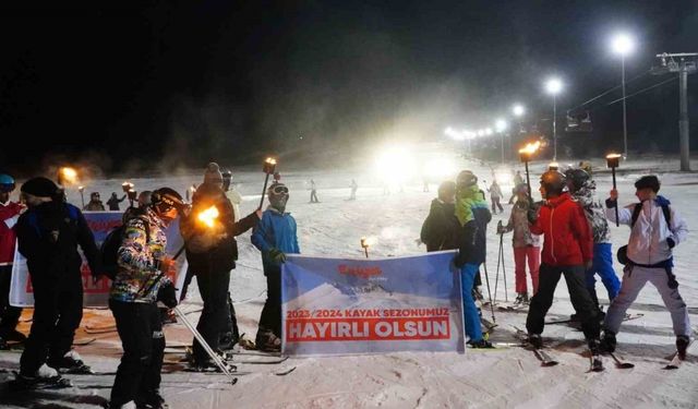 Erciyes’te 2024 meşaleler ile karşılandı