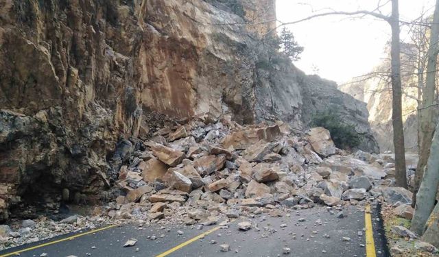 Kapuzbaşı Yolu’nda heyelan