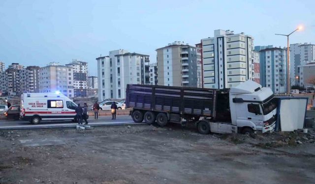 Kayseri’de faciadan dönüldü: Yoldan çıkan tır konteynıra girdi