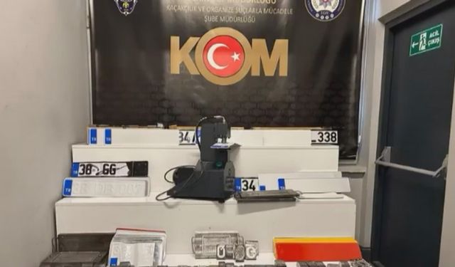 KOM ekiplerinden ‘sahte plaka imalathanesine’ operasyon: 1 gözaltı