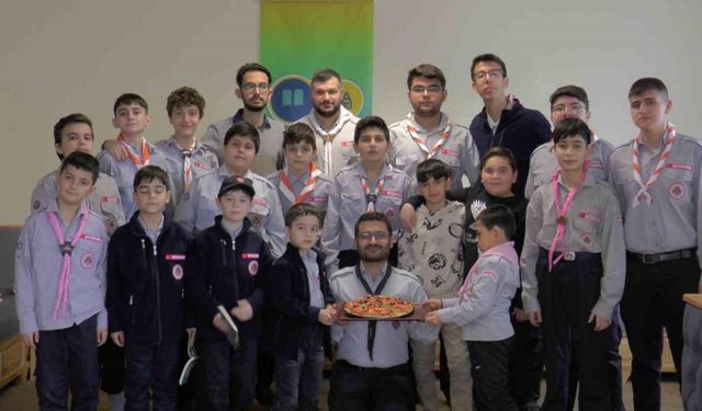 Küçük izciler pizza yapmayı öğrendi