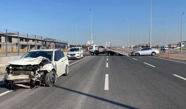 Otomobiller kavşakta çarpıştı: 1’i ağır 3 yaralı