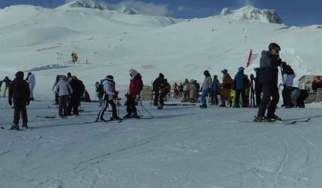 Sömestiri fırsat bilen kayakçılar Erciyes’i doldurdu