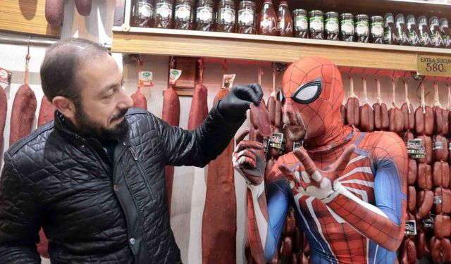 Spider-Man Kayseri pastırmasını ilk kez yedi, tadına bayıldı